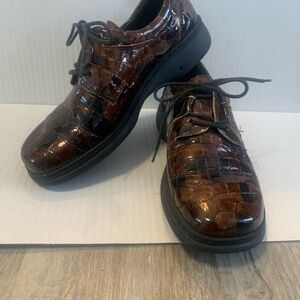 Helle Comfort Women’s Brown Patent Leather Oxfords Size 37/6.5